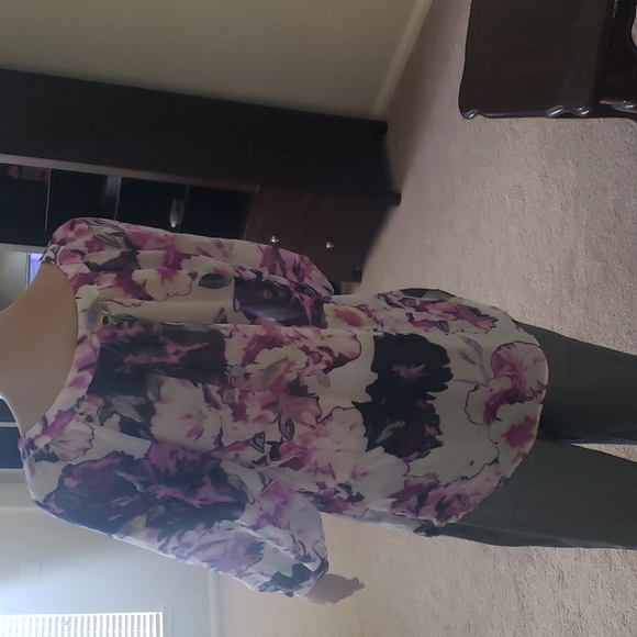 AB Studio m semi sheer falling flowers quarter sleeve button detail - Picture 4 of 6